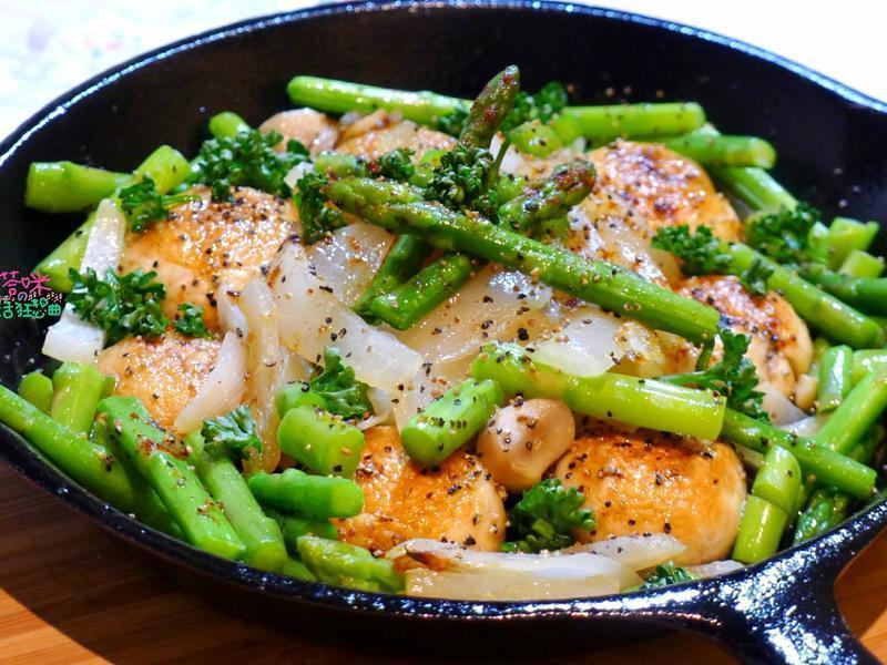 香煎蘑菇佐绿芦笋洋葱的做法