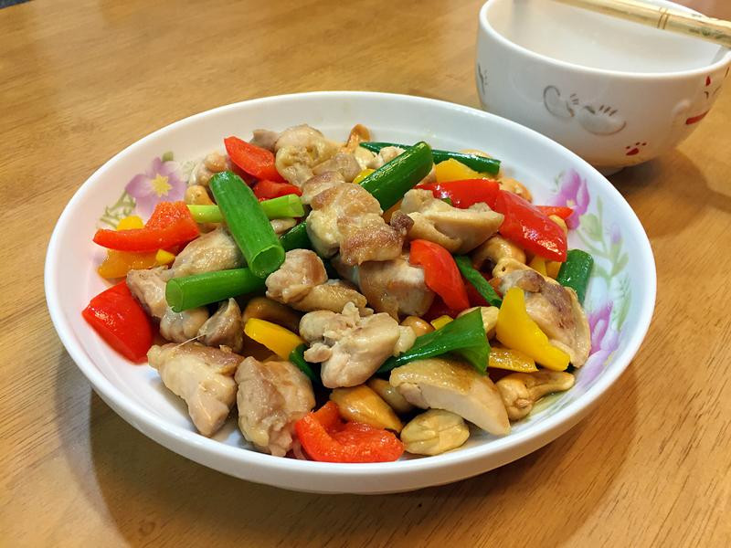 彩椒腰果黄金鸡腿肉的做法