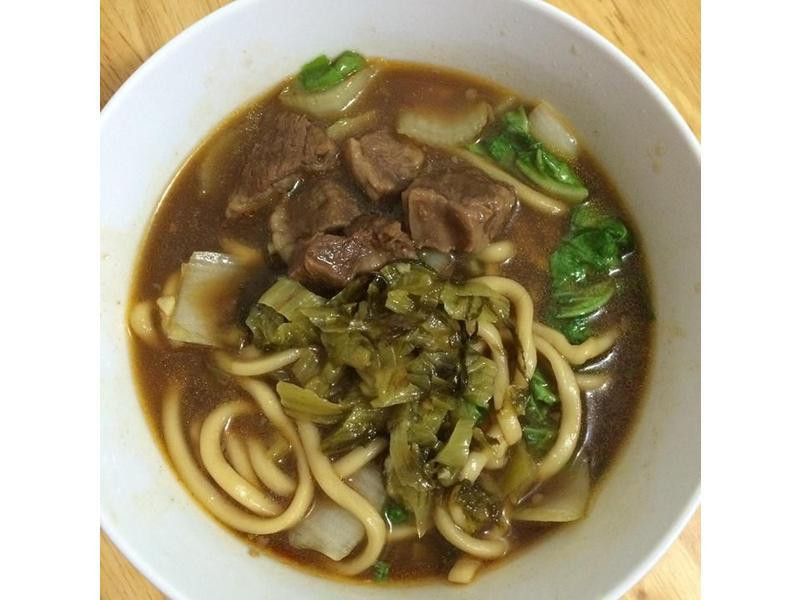 超简易红烧蕃茄牛肉面(加酸菜)的做法