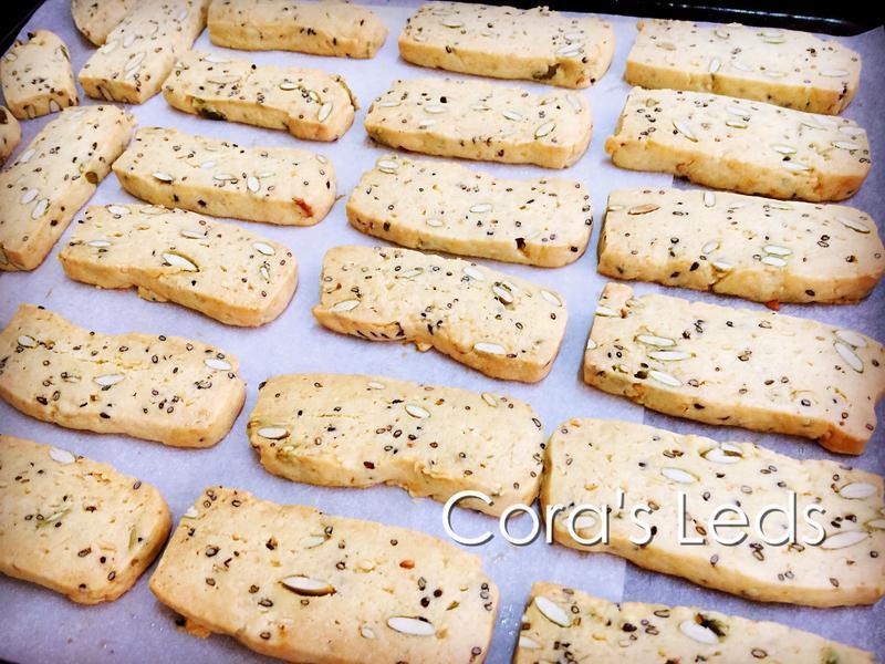 黑白芝麻南瓜子饼干的做法