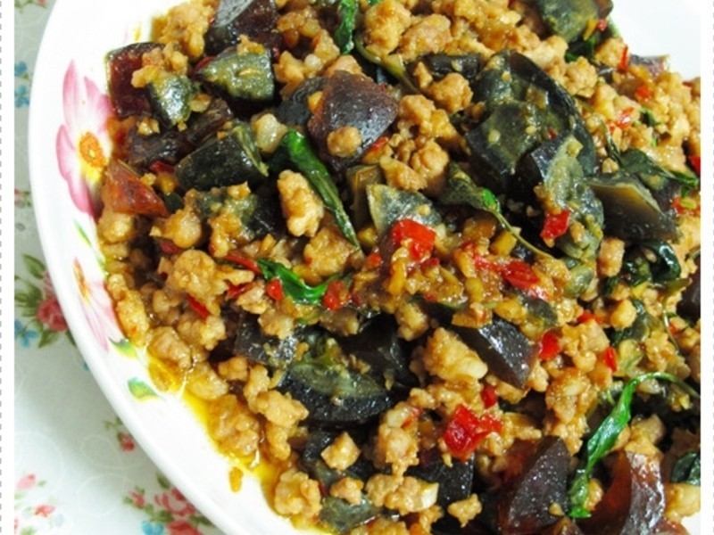 泰式皮蛋打抛猪肉的做法