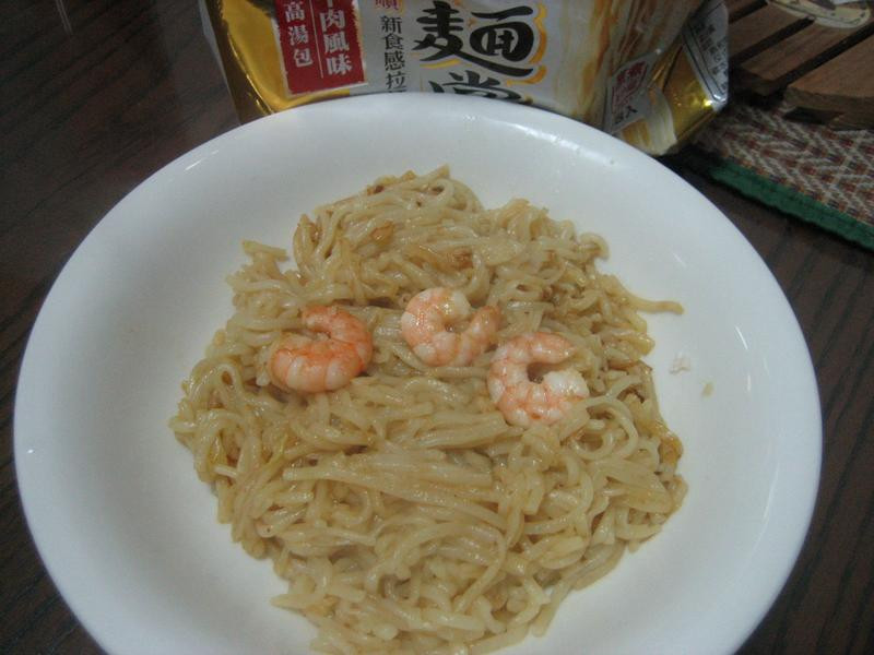 鲜虾咖哩炒面的做法