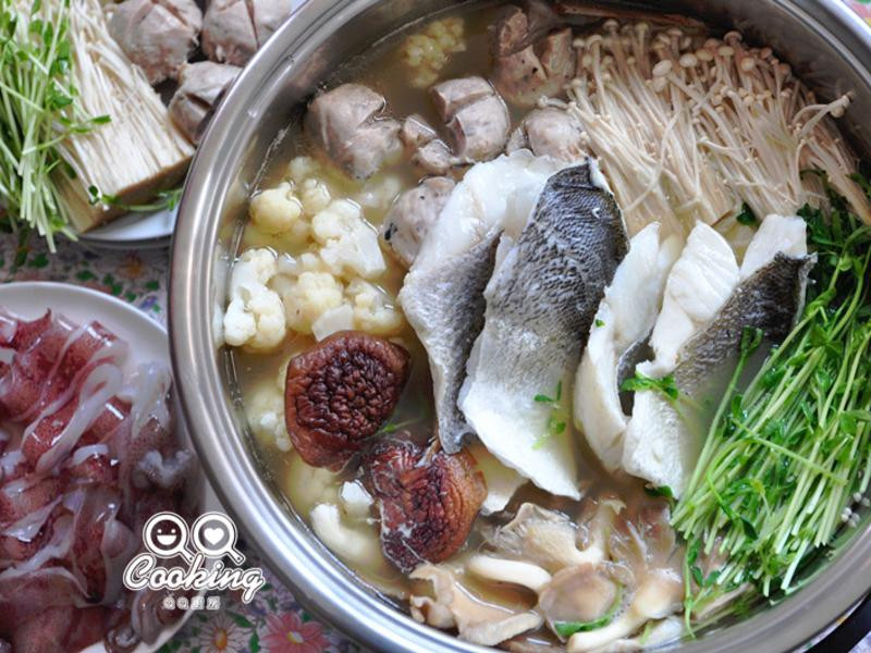 姜片鲈鱼鲜菇火锅的做法