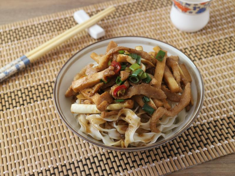 酱炒双笋霜降猪拌面的做法