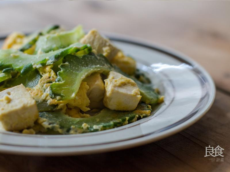 山苦瓜炒豆腐的做法