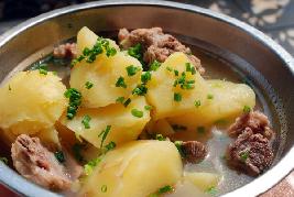 土豆炖骨头的做法