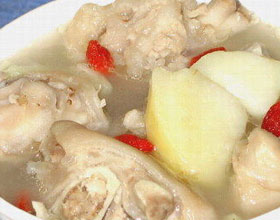 猪手炖土豆的做法