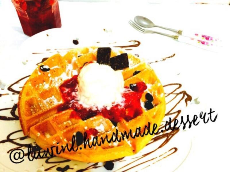 士多啤梨窝夫配云呢拿雪糕的做法