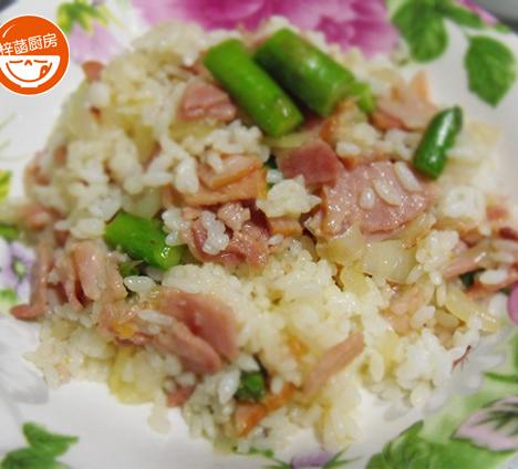 简单又美味的蒜蓉芦笋培根炒饭的做法