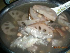 花生莲藕排骨鸡脚汤的做法