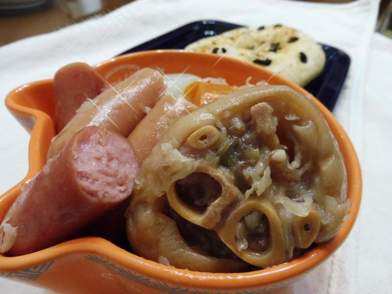 水煮德式酸菜猪脚的做法