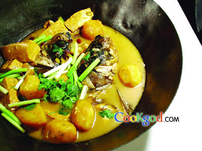 农家大锅焖鱼头的做法