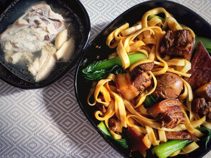 卤肉拌面 蒜头鸡骨汤的做法