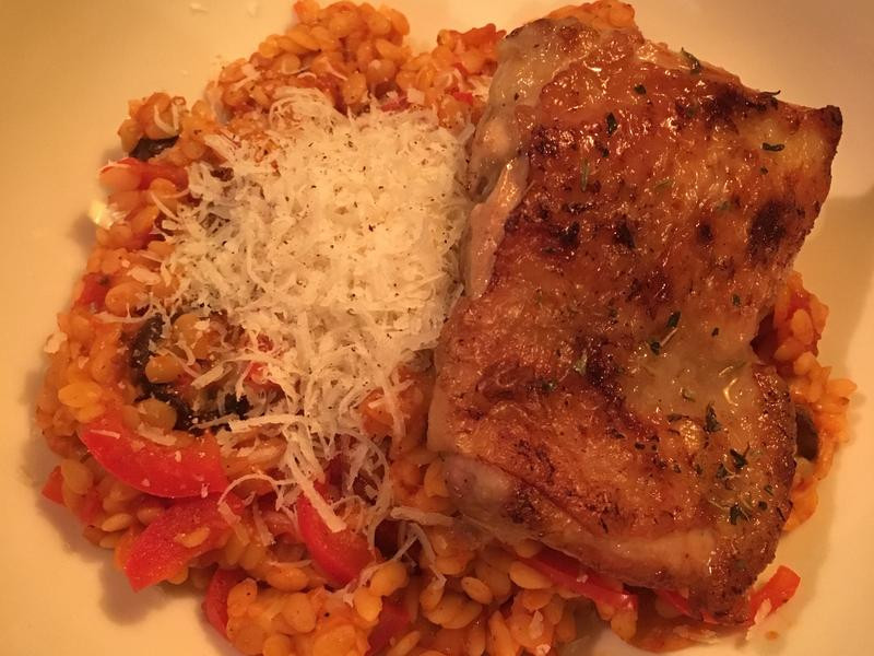 鸡腿排茄汁甜椒蘑菇义面的做法