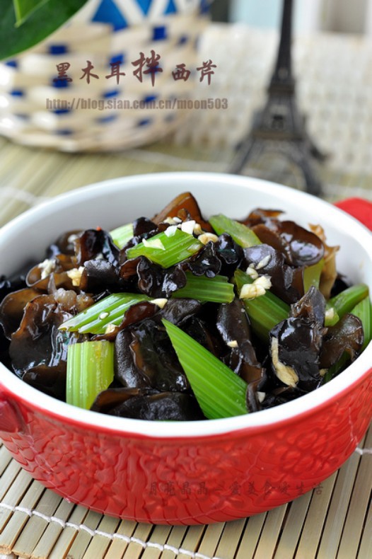 黑木耳拌西芹的做法