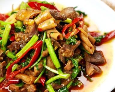 鸡杂炒芹菜的做法