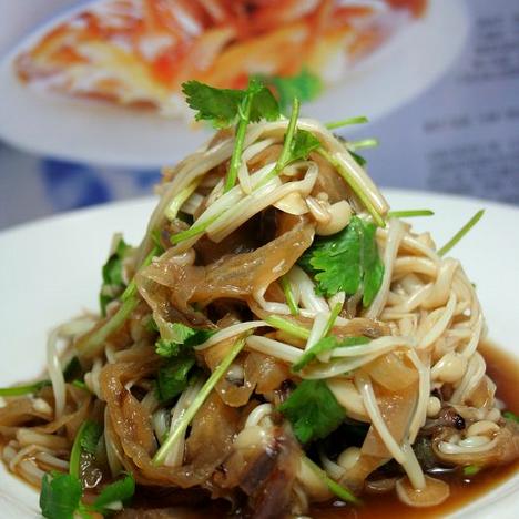 金针拌海蛰的做法