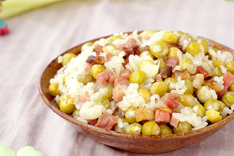 腊肉豌豆糯米饭的做法