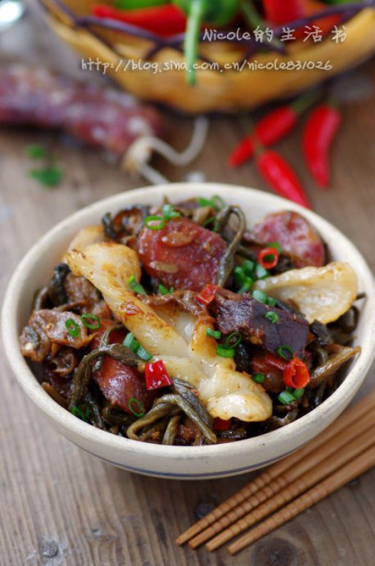 腊味焖卷子的做法