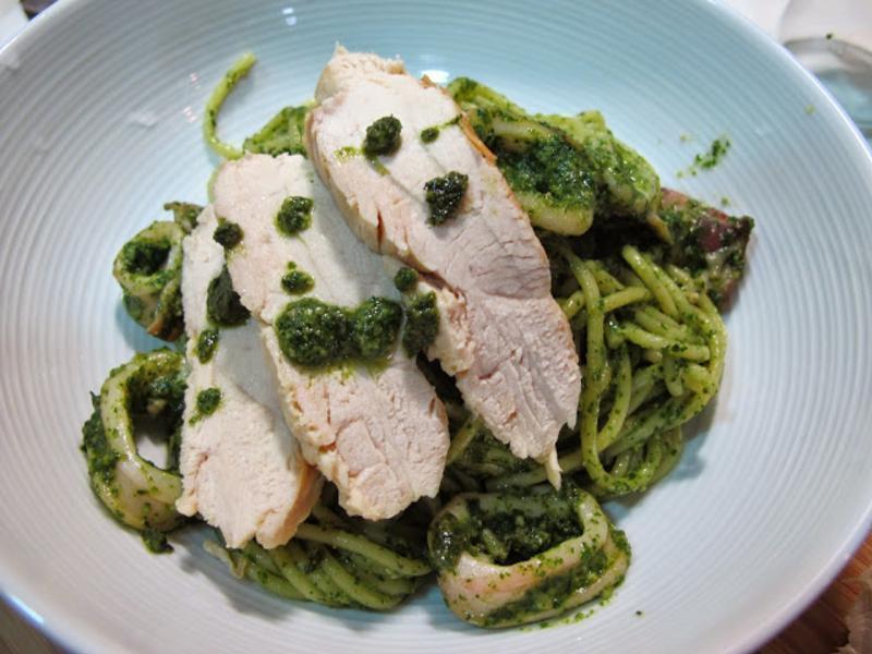 鸡肉 海鲜青酱义大利面的做法