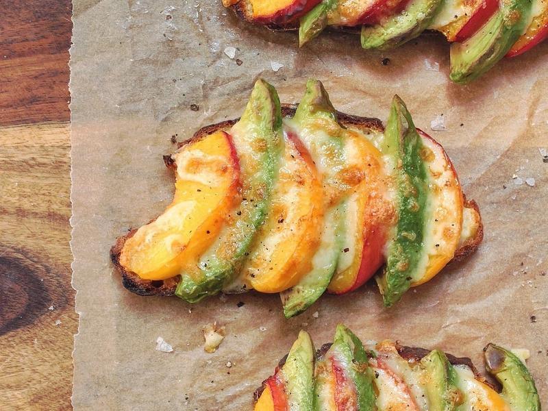 焗烤酪梨桃子与巧达起司三明治的做法