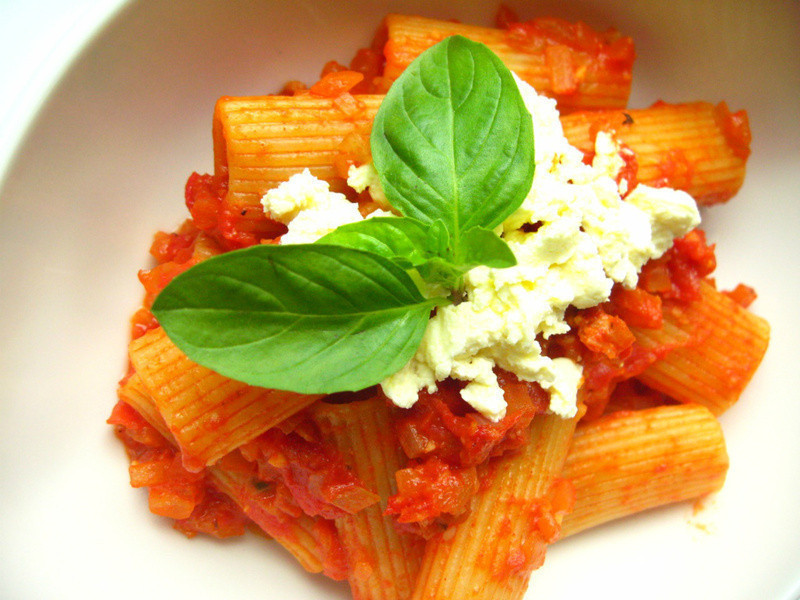 奶香起司辣味烟燻蕃茄水管面的做法