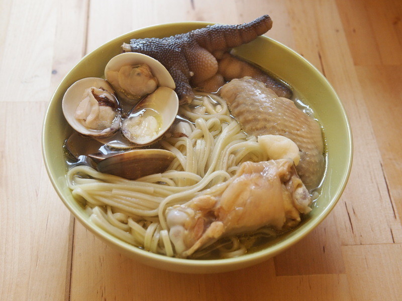 蛤蛎蒜头鸡汤面线的做法