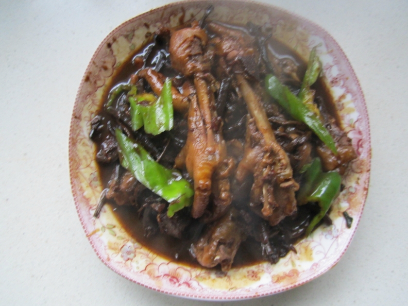 茶树菇烧凤爪的做法