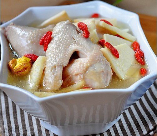 鲜香鲜笋土鸡汤(渝菜)的做法