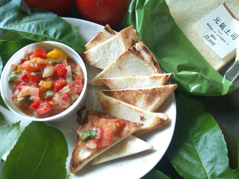 脆煎土司佐莎莎酱的做法