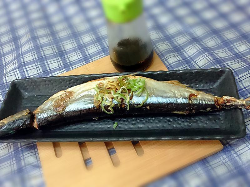 日本婆婆10秒钟处理秋刀鱼技巧分享的做法