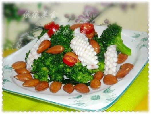 西蓝花鲜鱿鱼拌杏仁的做法