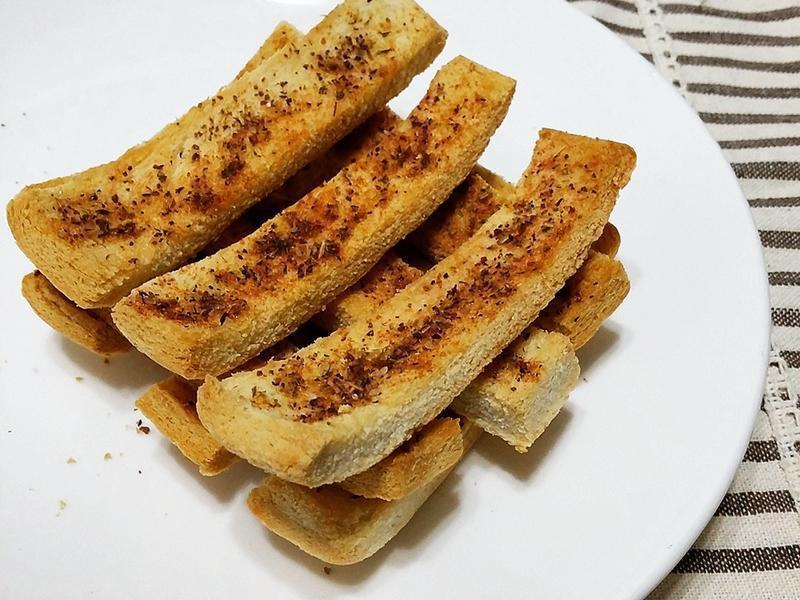 吐司边变身//香料橄榄油酥条的做法