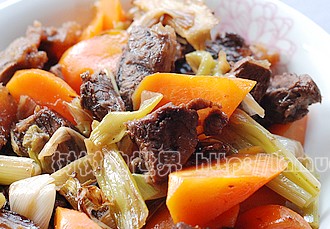 随意式红酒焖牛腱的做法