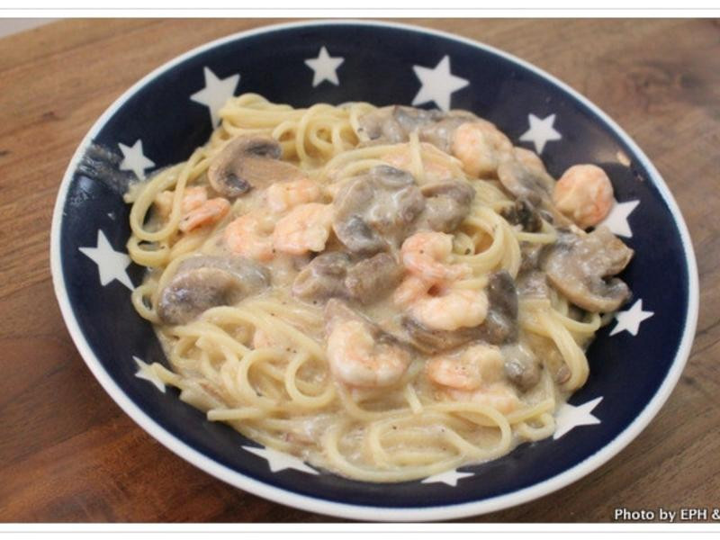 简易白酱蘑菇虾仁义面的做法