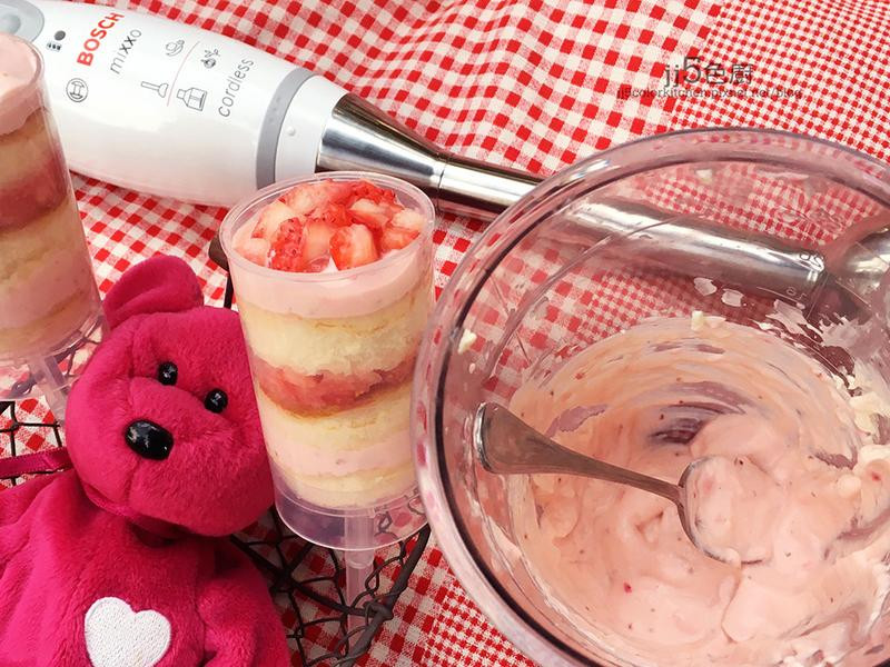 草莓乳酪推推筒蛋糕的做法