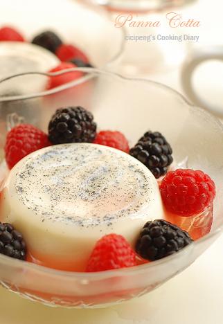 香草意大利奶冻和浆果浸Rosé Wine的做法