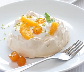 金桔、草莓和奶油蛋白的搭配的做法