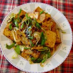 煎豆腐炒蒜苗的做法