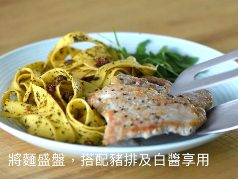 松露野菇宽面佐嫩煎猪排的做法