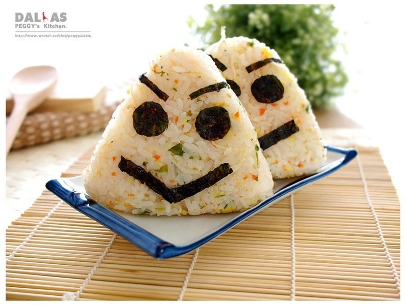 烤吻仔鱼三角饭团的做法