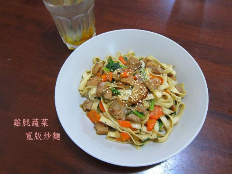 鸡腿蔬菜宽版炒面的做法