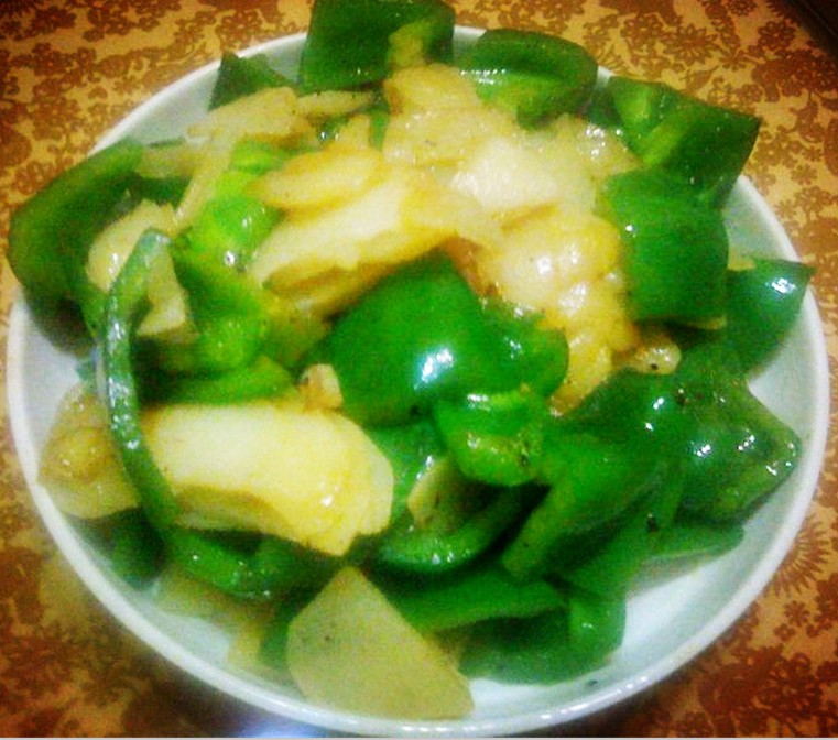 灯笼椒炒土豆片的做法