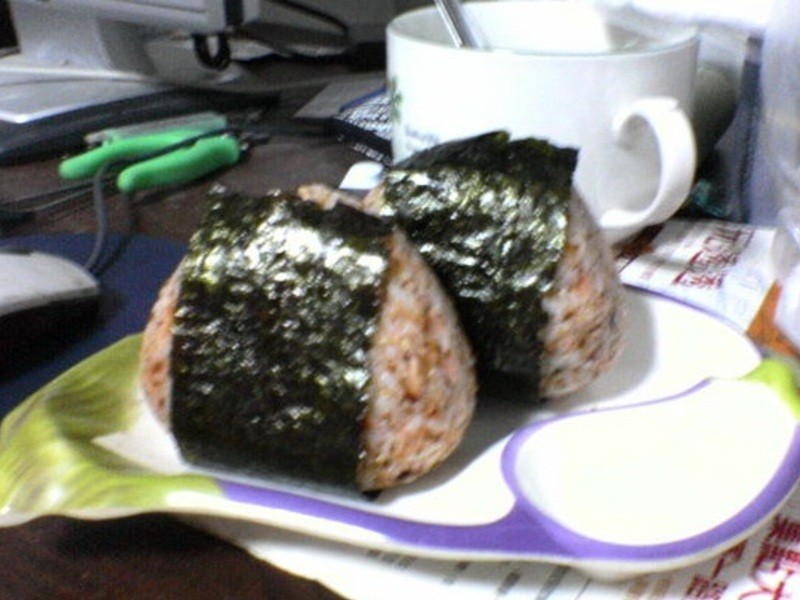 新鲜碎鱼手捏日式饭团的做法