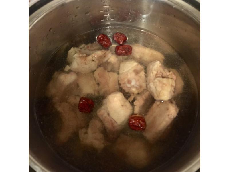 雪梨红枣排骨汤的做法