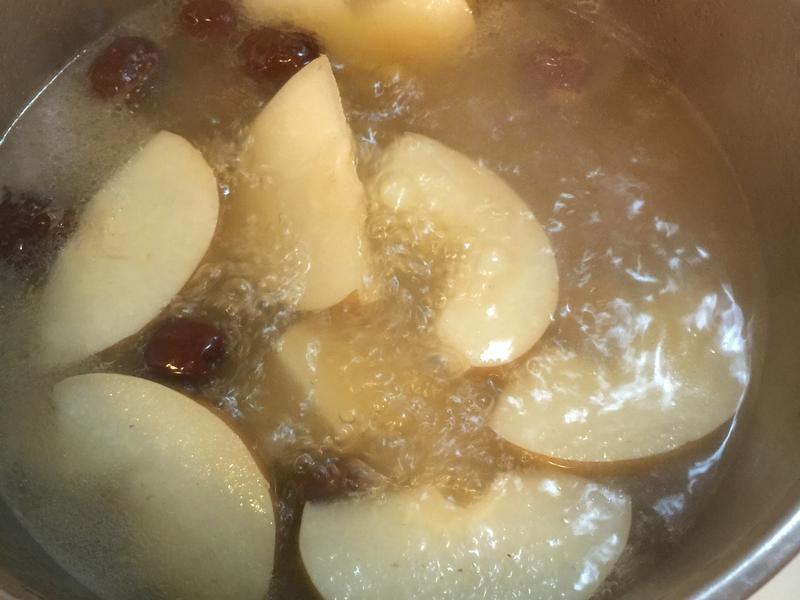 雪梨红枣排骨汤的做法