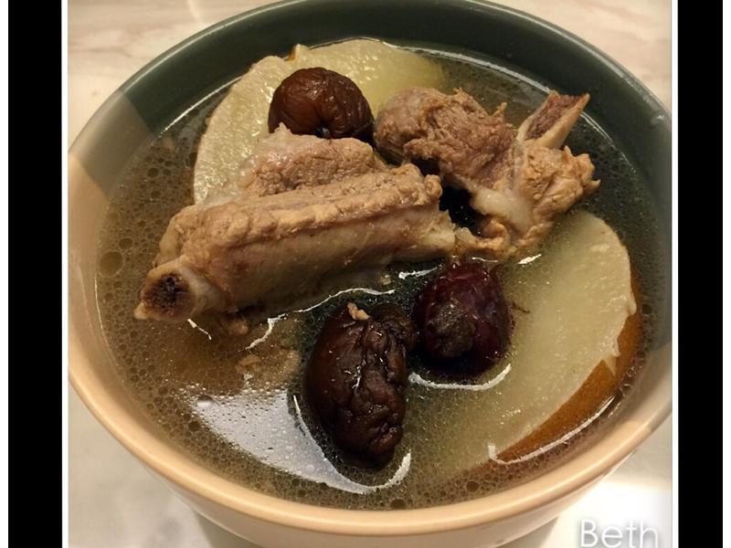 雪梨红枣排骨汤的做法