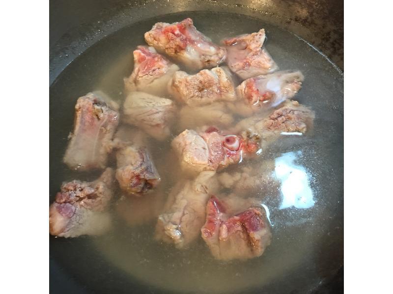 雪梨红枣排骨汤的做法