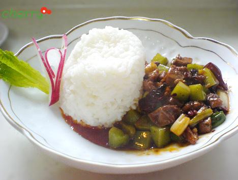 辣子鸡丁煲崽饭的做法