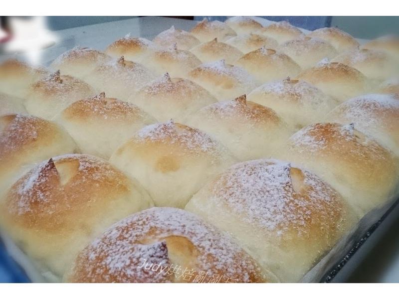 焦糖炼乳餐包的做法